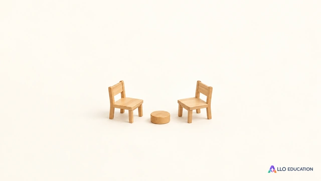 Deux petites chaises en bois face à face avec un objet de parole neutre entre elles.